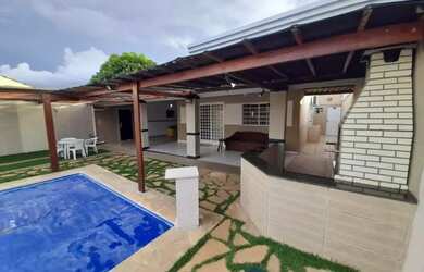 Imagem: A casa possui 4 Dormitórios, 2 Banheiros, 5 Vagas na garagem