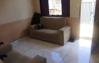 Imagem: A casa possui 2 Dormitórios, 1 Banheiro, 2 Vagas na garagem