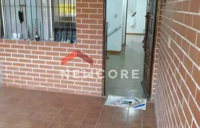 Imagem: A casa possui 2 Dormitórios, 1 Banheiro, 2 Vagas na garagem