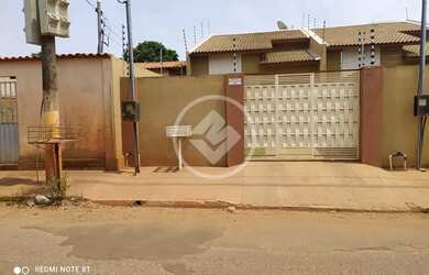 Imagem: A casa possui 2 Dormitórios, 1 Banheiro, 2 Vagas na garagem