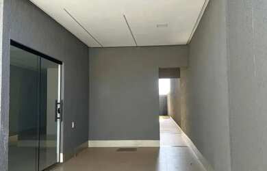 Imagem: A casa possui 3 Dormitórios, 1 Banheiro, 2 Vagas na garagem