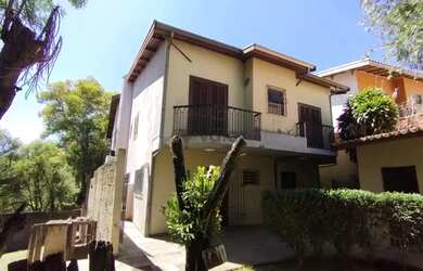 Imagem: A casa possui 5 Dormitórios, 5 Banheiros, 4 Vagas na garagem