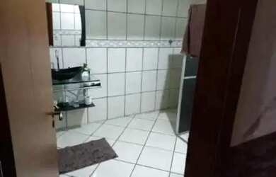 Imagem: A casa possui 3 Dormitórios, 1 Banheiro e está localizado