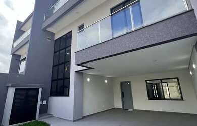 Imagem: A casa possui 3 Dormitórios, 3 Banheiros, 2 Vagas na garagem