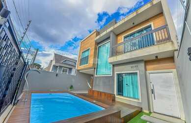 Imagem: A casa possui 3 Dormitórios, 4 Banheiros, 2 Vagas na garagem