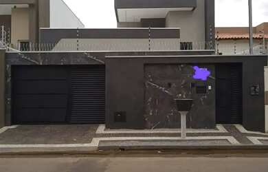 Imagem: A casa possui 3 Dormitórios, 3 Banheiros, 2 Vagas na garagem