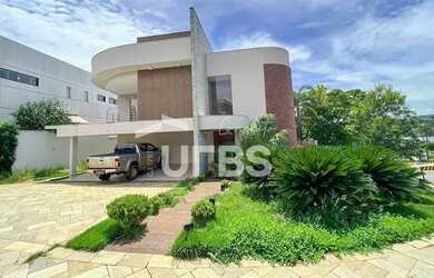 Imagem: A casa em condomínio possui 4 Dormitórios, 5 Banheiros, 2