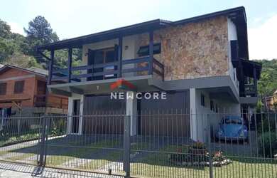 Imagem: A casa possui 3 Dormitórios, 2 Banheiros, 2 Vagas na garagem