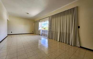 Imagem 2: Casa Residência em Jaú. Área de serviço, 550m² de Área, 3 Vagas...