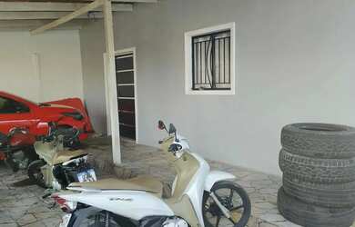 Imagem: A casa possui 3 Dormitórios, 1 Banheiro, 2 Vagas na garagem