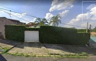 Imagem: A casa possui 3 Dormitórios, 3 Banheiros, 5 Vagas na garagem