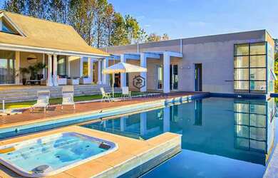 Imagem: A casa em condomínio possui 5 Dormitórios, 5 Banheiros, 5