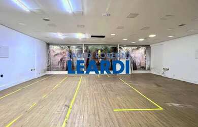 Imagem: O depósito possui 5 Vagas na garagem, 400m² de Área e está