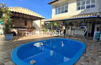 Imagem: A casa possui 4 Dormitórios, 3 Banheiros, 3 Vagas na garagem