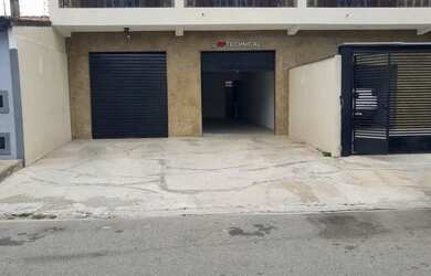 Imagem: O depósito possui 3 Vagas na garagem, 70m² de Área e está