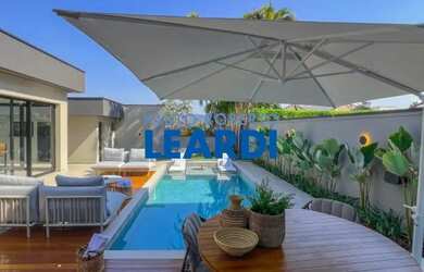 Imagem: A casa em condomínio possui 4 Dormitórios, 5 Banheiros, 5