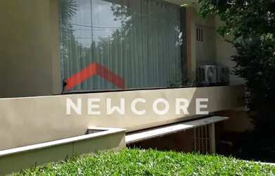 Imagem: A casa possui 5 Dormitórios, 4 Banheiros, 5 Vagas na garagem