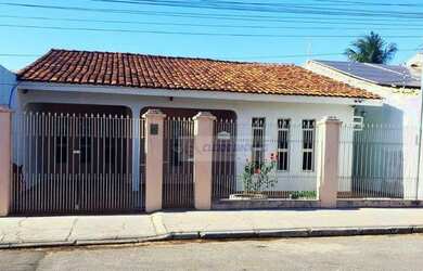 Imagem: A casa possui 3 Dormitórios, 3 Banheiros, 2 Vagas na garagem