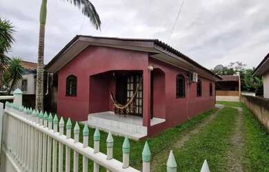 Imagem: A casa possui 3 Dormitórios, 2 Banheiros, 1 Vaga na garagem