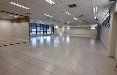 Imagem: O depósito possui 5 Vagas na garagem e 342m² de Área e está