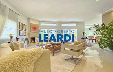 Imagem: A casa em condomínio possui 4 Dormitórios, 5 Banheiros, 4