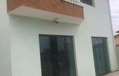 Imagem: A casa possui 3 Dormitórios, 4 Banheiros, 5 Vagas na garagem