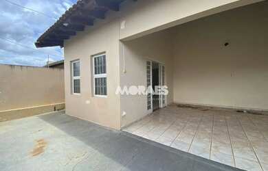 Imagem: A casae possui 3 Dormitórios, 2 Banheiros, 2 Vagas na garagem