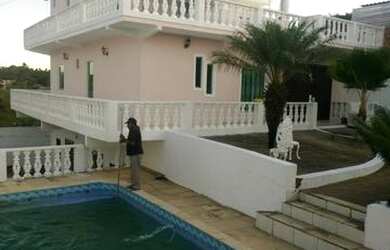 Imagem: A casa possui 5 Dormitórios, 4 Banheiros, 4 Vagas na garagem