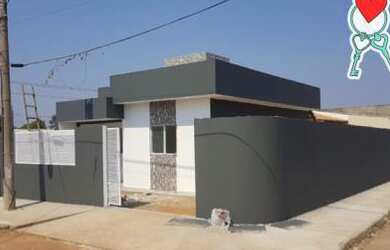 Imagem: A casa possui 2 Dormitórios, 1 Banheiro, 2 Vagas na garagem