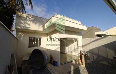 Imagem: A casa possui 2 Dormitórios, 2 Banheiros, 1 Vaga na garagem