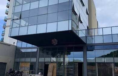 Imagem: O depósito possui 5 Vagas na garagem, 1.183m² de Área e