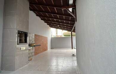 Imagem: A casa possui 3 Dormitórios, 3 Banheiros, 3 Vagas na garagem