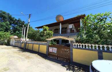 Imagem: A casa possui 3 Dormitórios, 2 Banheiros, 3 Vagas na garagem