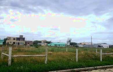 Imagem: O terreno possui 330m² de Área e está localizado em Balneário