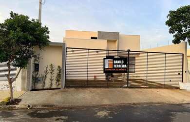 Imagem: A casa possui 3 Dormitórios, 1 Banheiro, 2 Vagas na garagem