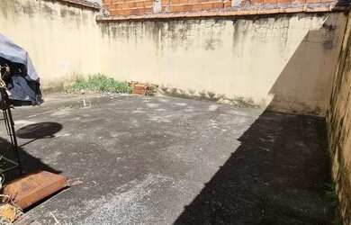 Imagem: A casa possui 2 Dormitórios, 1 Banheiro, 2 Vagas na garagem