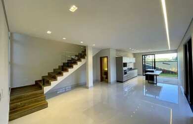 Imagem: A casa possui 3 Dormitórios, 2 Banheiros, 3 Vagas na garagem