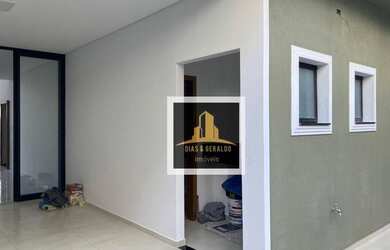 Imagem: A casa possui 3 Dormitórios, 2 Banheiros, 2 Vagas na garagem