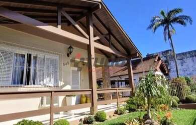 Imagem: A casa possui 2 Dormitórios, 2 Banheiros, 2 Vagas na garagem