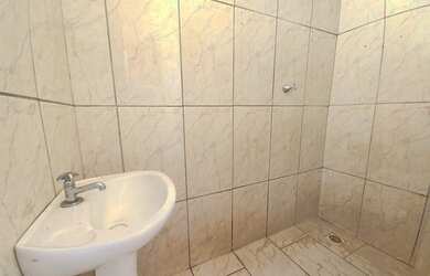 Imagem: A casa possui 3 Dormitórios, 1 Banheiro, 4 Vagas na garagem