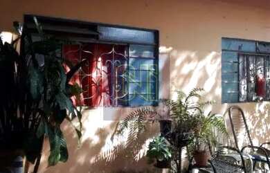 Imagem: A casa possui 4 Dormitórios, 2 Banheiros, 1 Vaga na garagem