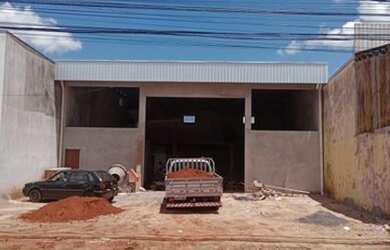 Imagem: O depósito possui 4 Vagas na garagem e 300m² de Área e está