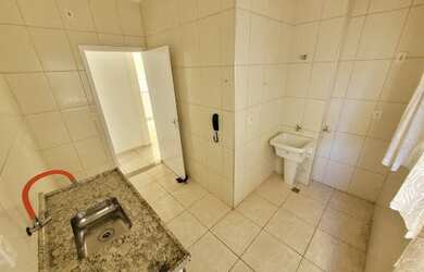 Imagem: O apartamento possui 3 Dormitórios, 1 Banheiro, 1 Vaga na garagem