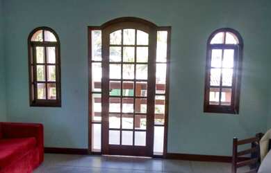 Imagem: A casa possui 3 Dormitórios, 2 Banheiros, 3 Vagas na garagem