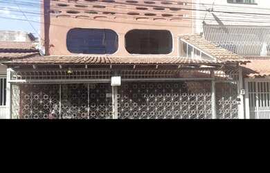 Imagem: A casa possui 2 Dormitórios, 2 Banheiros, 2 Vagas na garagem