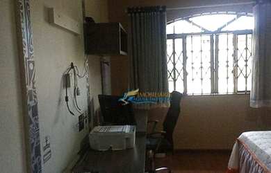 Imagem: A casa possui 3 Dormitórios, 3 Banheiros, 4 Vagas na garagem