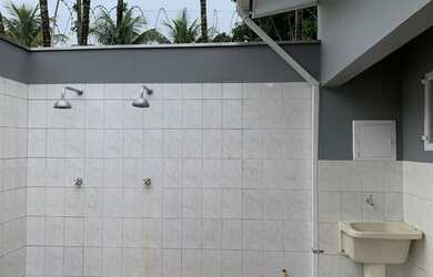 Imagem: A casa possui 3 Dormitórios, 3 Banheiros, 5 Vagas na garagem