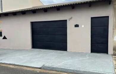 Imagem: A casa possui 2 Dormitórios, 1 Banheiro, 1 Vaga na garagem