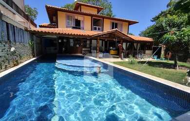 Imagem: A casa possui 3 Dormitórios, 5 Banheiros, 4 Vagas na garagem