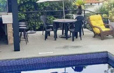 Imagem: A casa possui 4 Dormitórios, 3 Banheiros, 2 Vagas na garagem